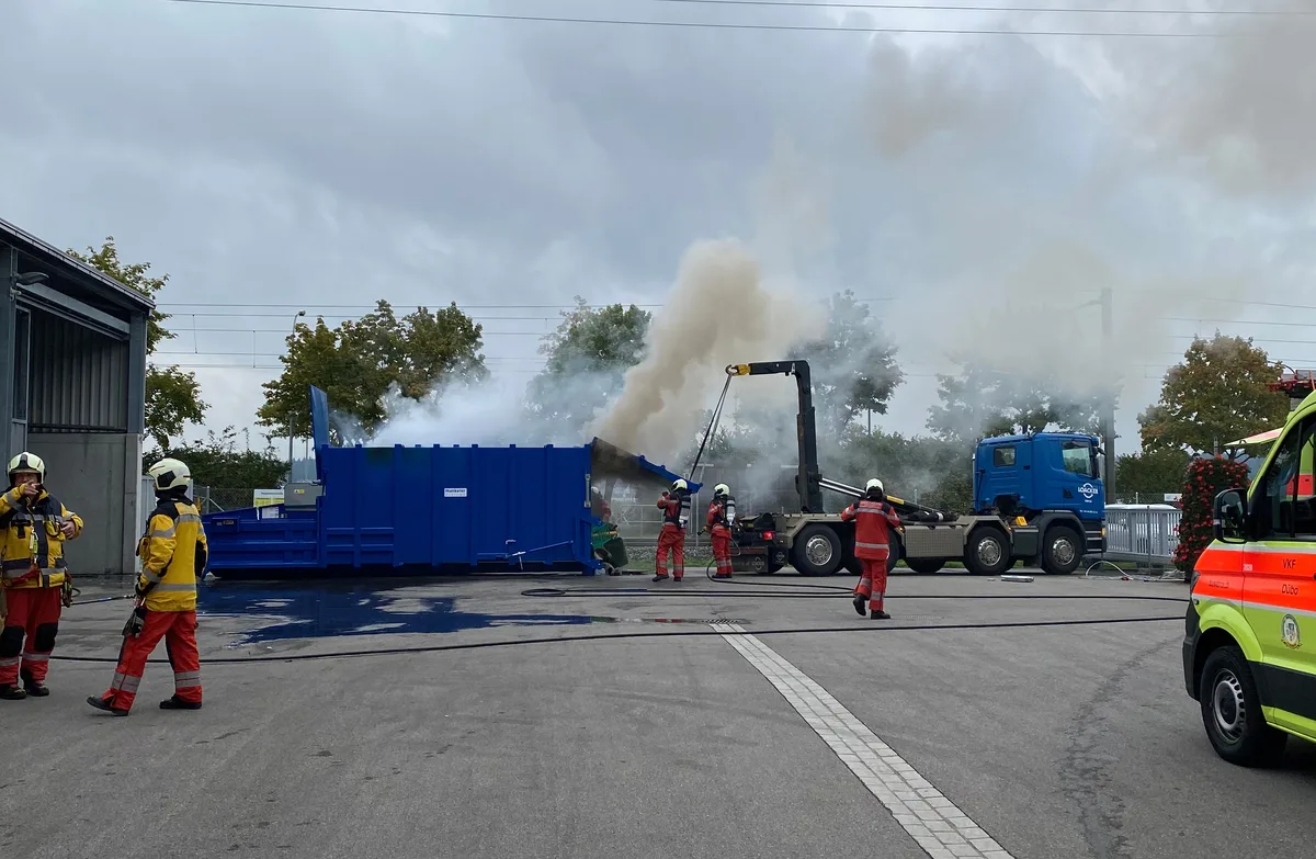 Feuerwehreinsatz auf einem Recyclinghof.